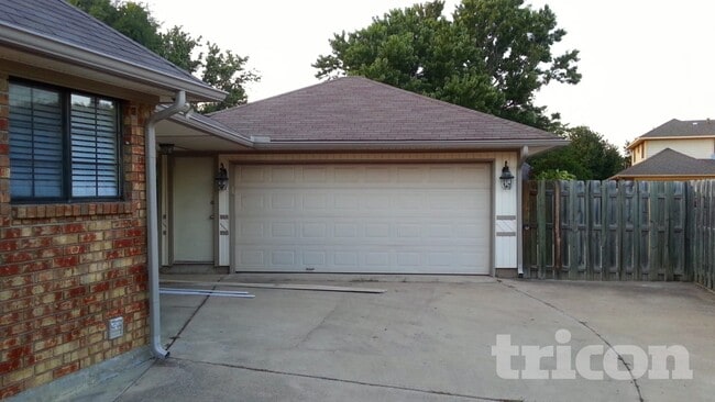Building Photo - 2758 Briar Hill Dr
