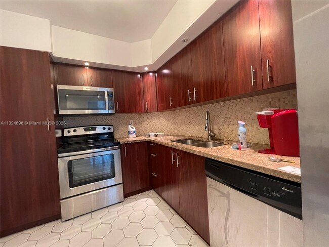 Foto del edificio - 500 Bayview Dr
