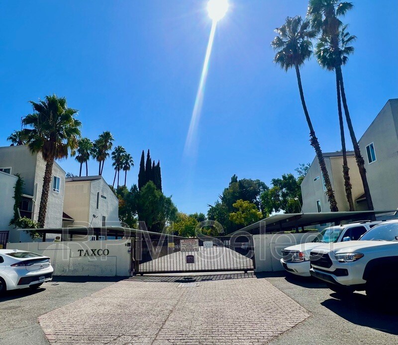 Primary Photo - 2200 Laguna Cir