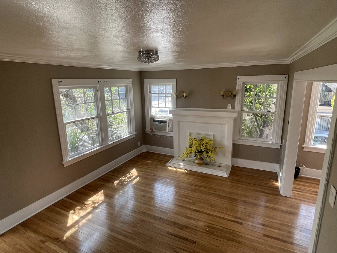 Living Room - 723 N Normandie Ave