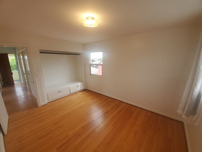 Foto del edificio - Pet-friendly upstairs 1BD/1BA Eureka apartment!