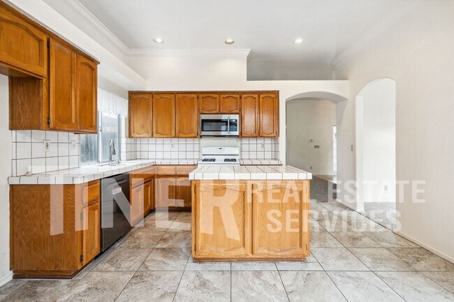 Building Photo - Large Home in Prime Location - Tier 3