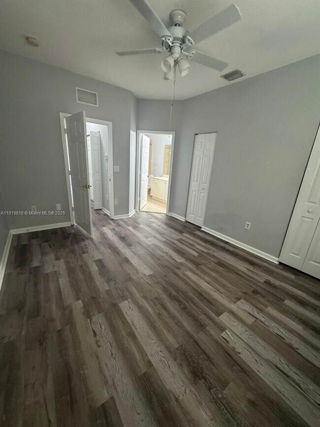 Foto del edificio - 8811 S Isles Cir