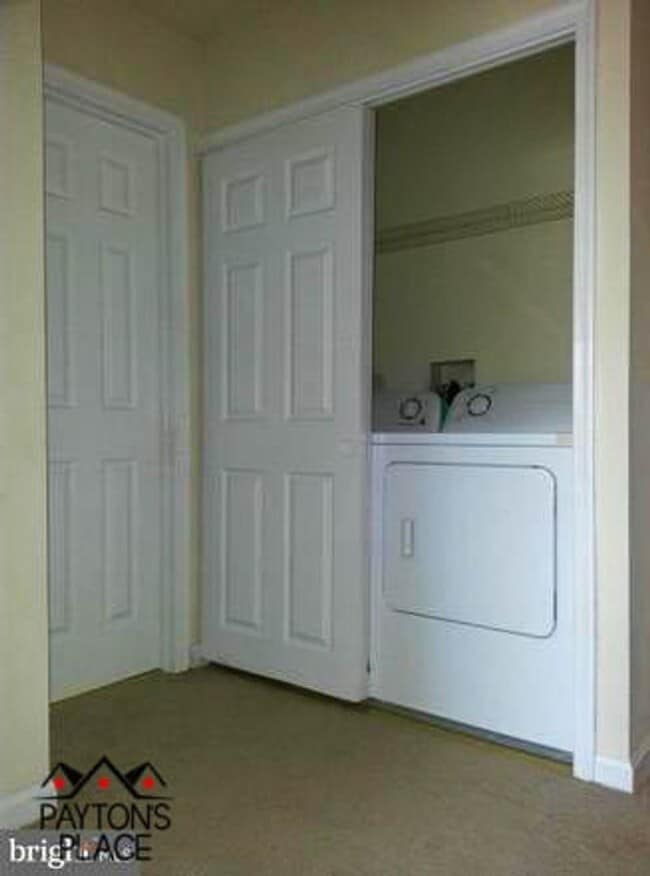 Building Photo - Spacious Townhome with 2 assigned parking ...