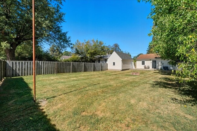 Building Photo - 710 E Chestnut St