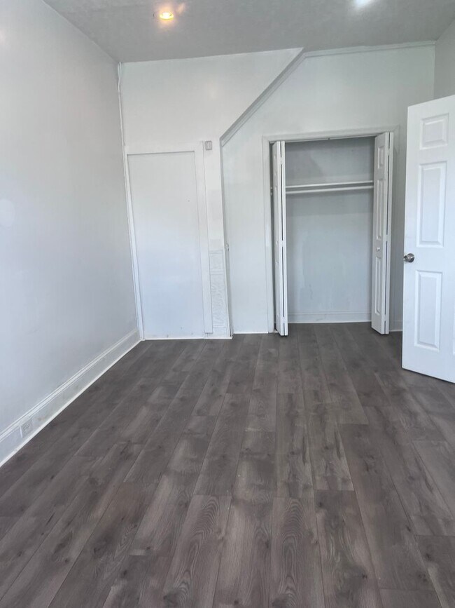 Foto del edificio - Spacious 4-Bedroom + Bonus Room, 1.5-Bath ...