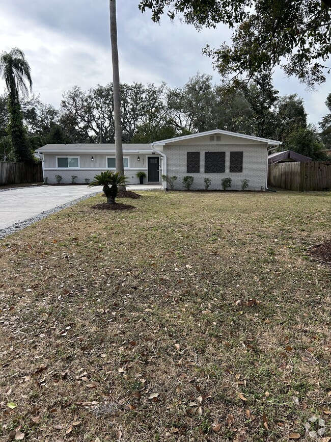 Building Photo - 311 Live Oak Ave
