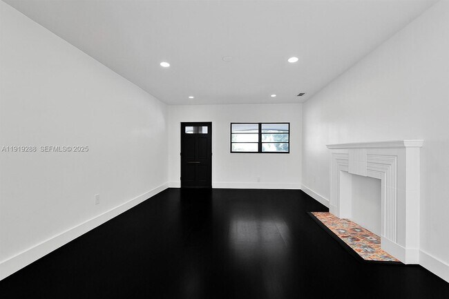 Foto del edificio - 9173 Byron Ave