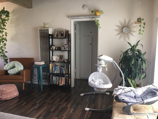 Foto del edificio - MOVE IN SPECIAL: Beautiful upstairs 2 bedroom 1 bathroom apartment in North Pacific Beach