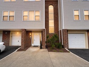 Building Photo - 32 Deer Ct Dr