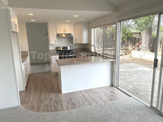 Building Photo - **Updated 4 bed / 2 bath House in Quiet Ne...