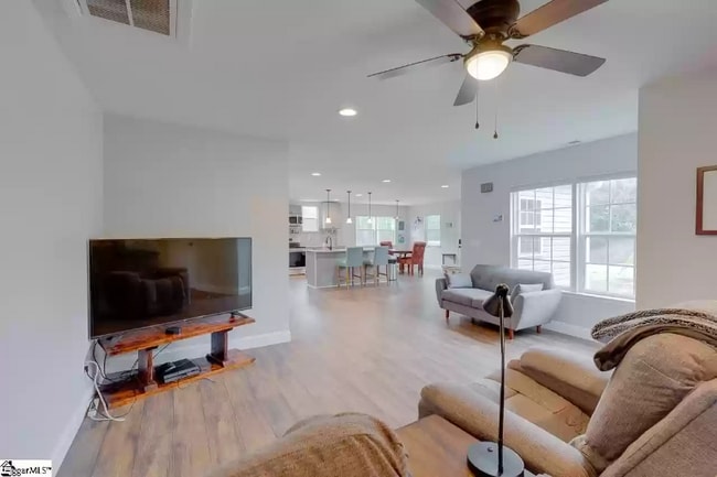 Building Photo - 10 N Rockview Dr