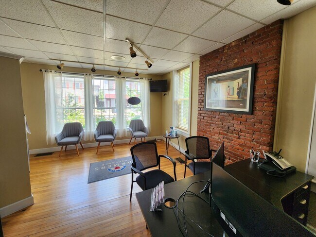 Foto del edificio - 106 N Market St