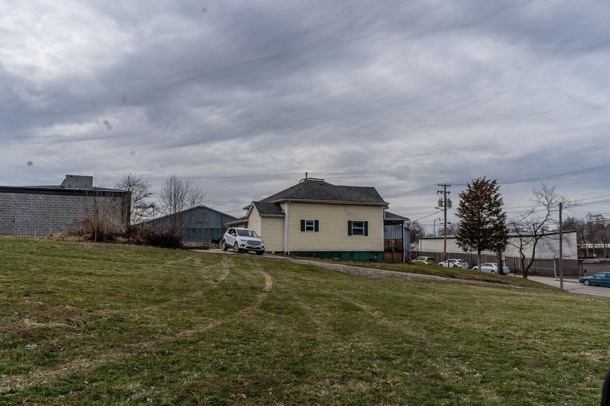 Primary Photo - 2 bed | 1 bath Home