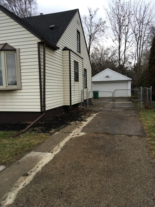 Building Photo - 3 Bedroom Bungalow in Eastpointe, MI - Sec. 8 OK