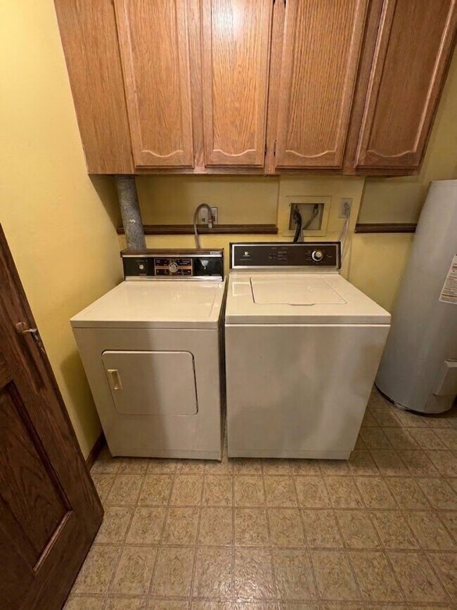 Foto del edificio - 256-256 Upland Dr