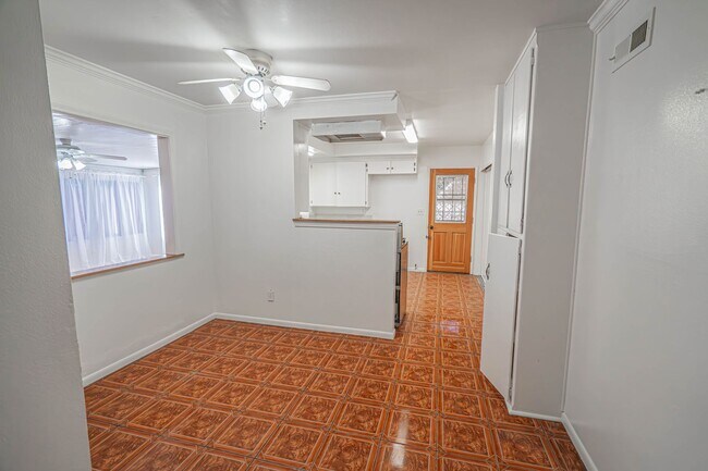 Foto del edificio - Spacious 4-Bedroom + Office Home on a Cul-de-Sac in Panorama City!