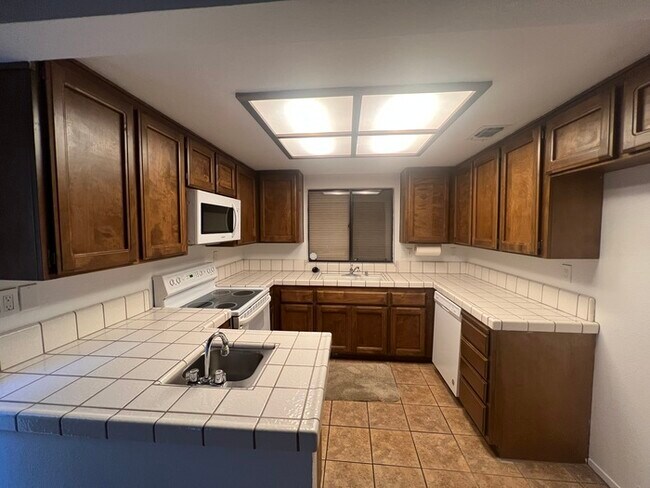 Building Photo - Move-In Special - Spacious 2 bed 2.5 bath ...