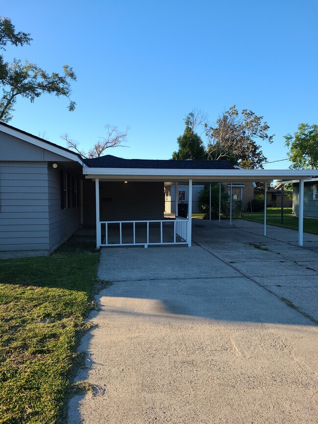 Building Photo - 1600 Meadow Dr