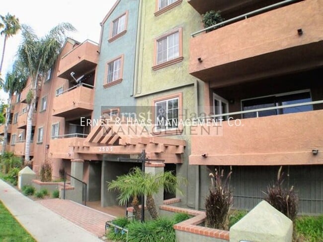 Building Photo - Fantastic 2 Bed 2 Bath Condo in Central Lo...