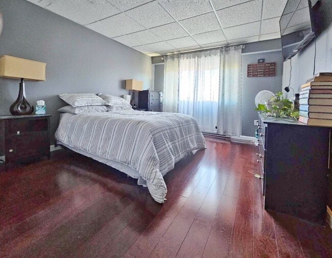 Building Photo - Large 1 bed 1 bath condo with elevator, washer and dryer in unit. assigned parking, well managed ...