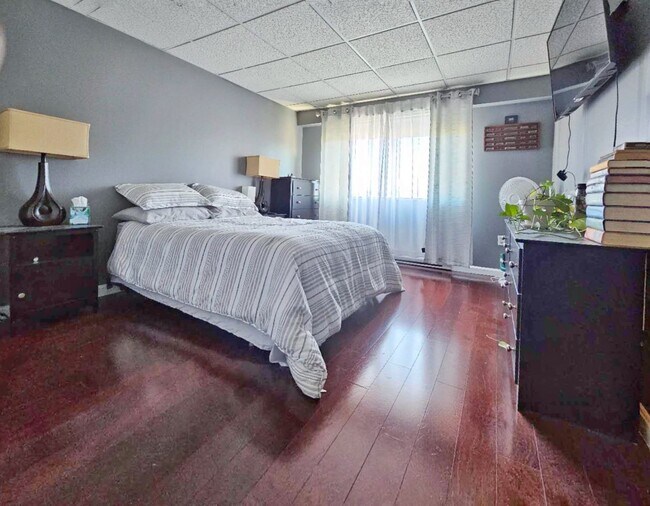 Foto del edificio - Large 1 bed 1 bath condo with elevator, washer and dryer in unit. assigned parking, well managed ...