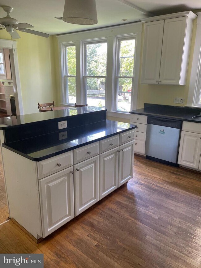 Foto del edificio - 4229 Brandywine St NW
