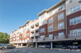 Building Photo - 1000 E Woodlawn Rd
