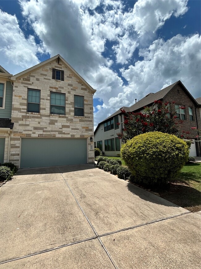 Building Photo - 2555 Terrace Point Dr