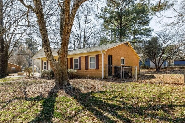 Building Photo - 2624 Sanderford Rd