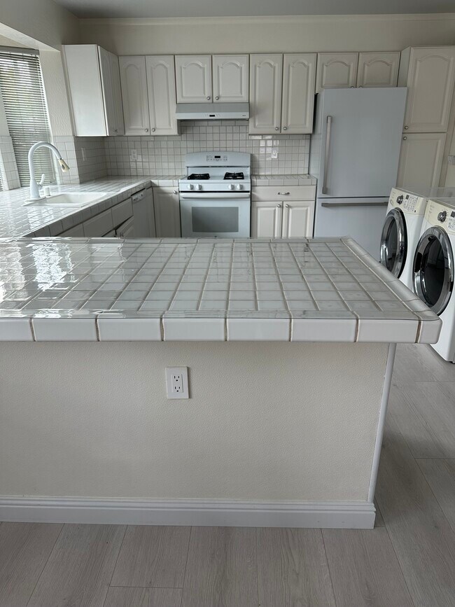 Kitchen with full size washer & dryer - 763 15th St