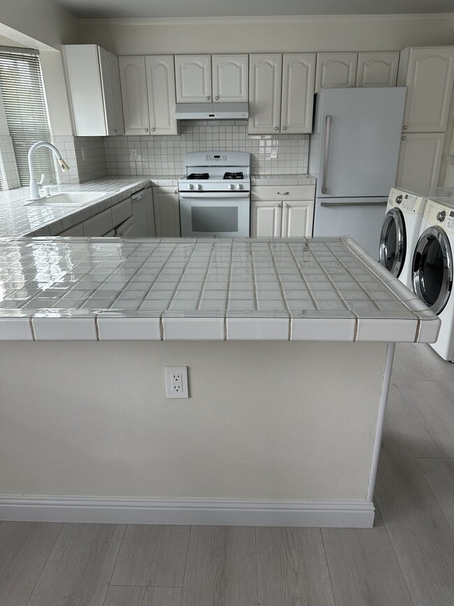 Kitchen with full size washer & dryer - 763 15th St