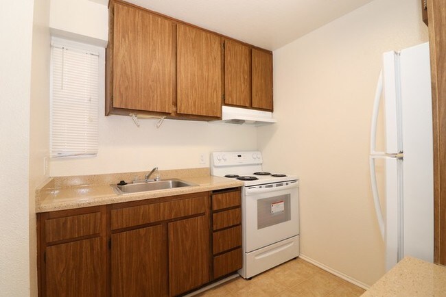 Building Photo - Studio Apartment w/Parking, A/C