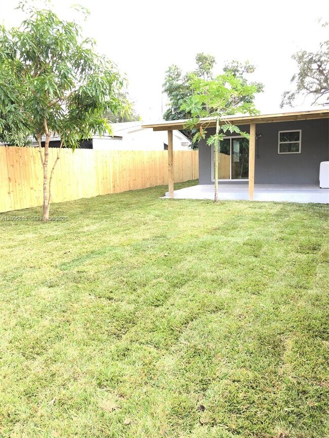 Foto del edificio - 2465 NE 183rd St