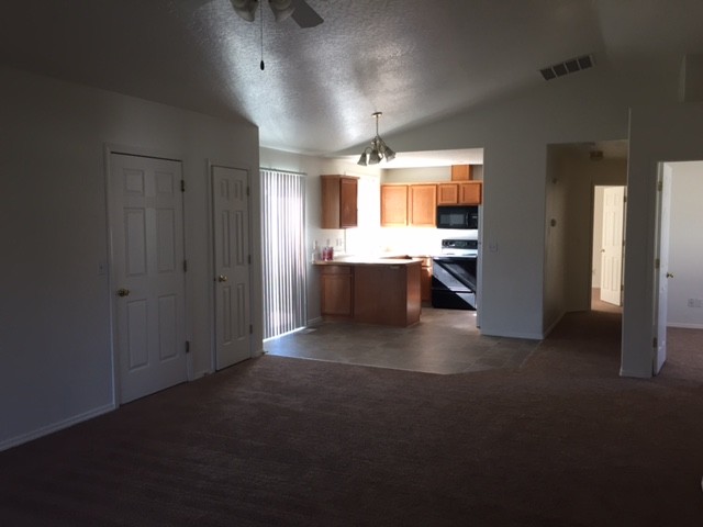Building Photo - 3 Bed 2 Bath Duplex