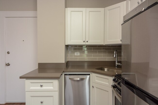 Foto del edificio - 817 W Lakeside Pl