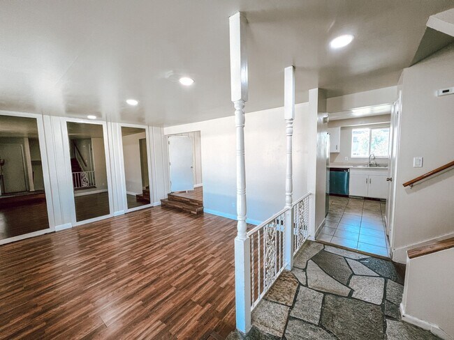 Building Photo - 5 bed, 2.5 bath home by the Mountains