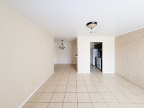 Building Photo - 1511 Barcelona Way Dr