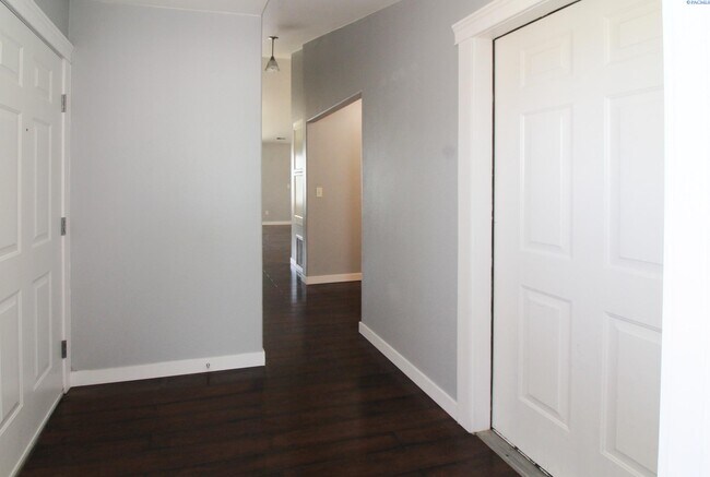 Foto del edificio - 2 bed, 2 bath townhome in Pasco