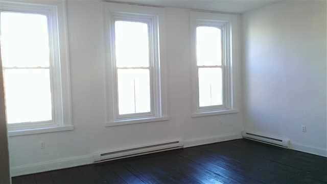 Building Photo - 304 Main St