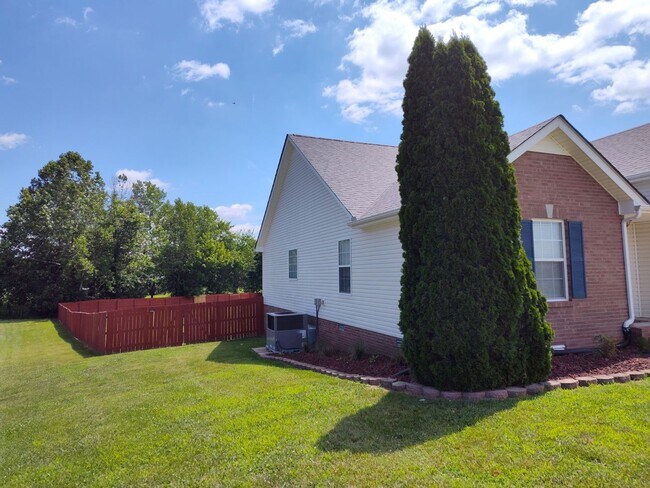 Building Photo - 645 Buttercup Dr