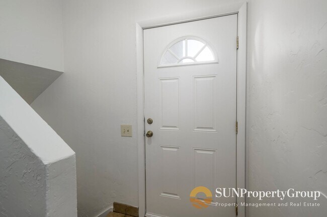 Foto del edificio - Duplex In Great West Valley Area