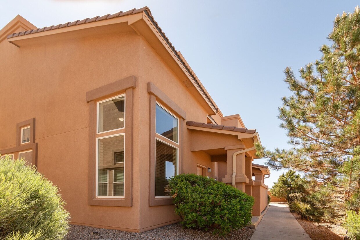 Foto principal - End Unit Townhouse Available Now!