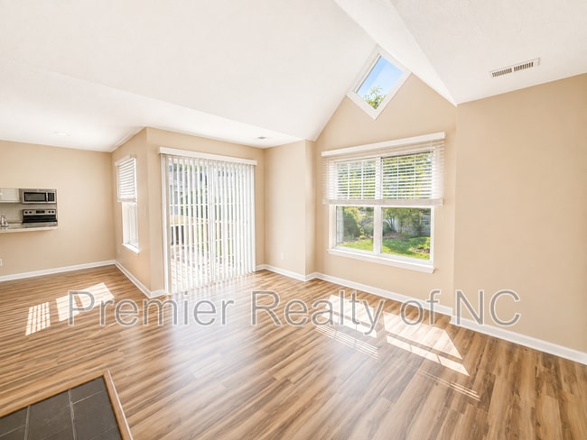 Building Photo - 5020 Thoroughbred Ln