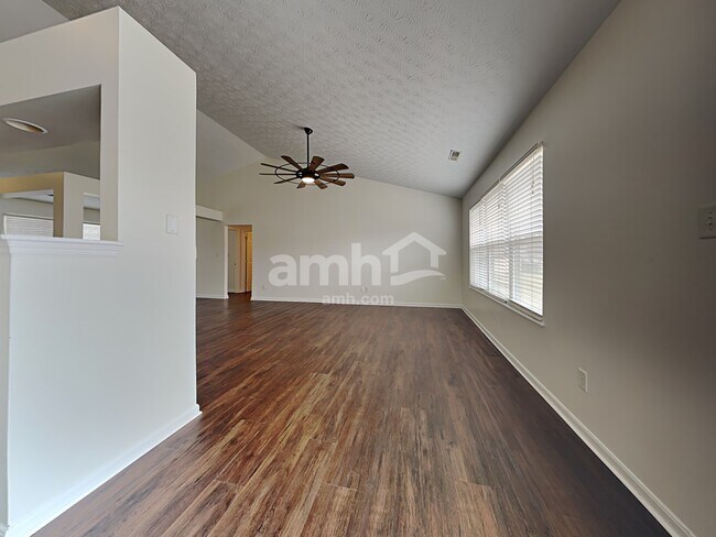 Building Photo - 32 Meadowcrest Drive