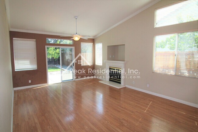 Foto del edificio - A Cute Folsom 3bd/2ba House with 2 Car Gar...