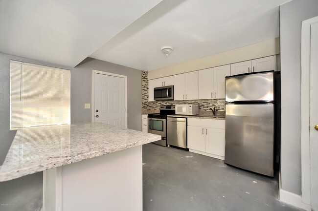 Building Photo - 620 S Grannis Ave