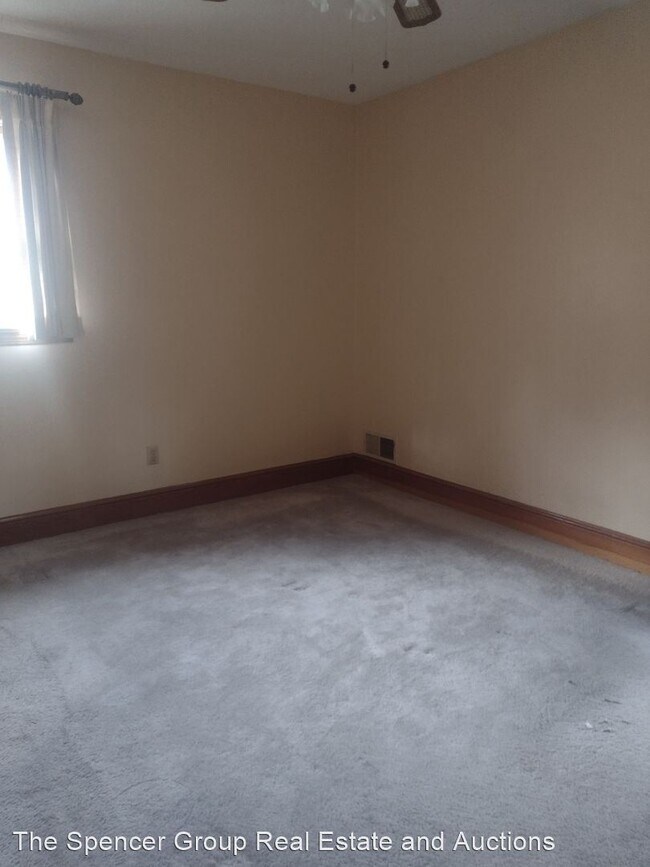 Building Photo - 3 br, 1.5 bath House - 1038 Oak Street
