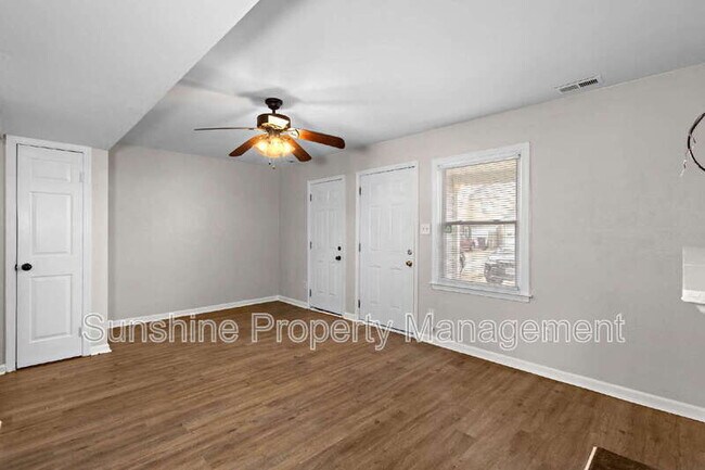 Building Photo - 2905 Radcliffe Ln N