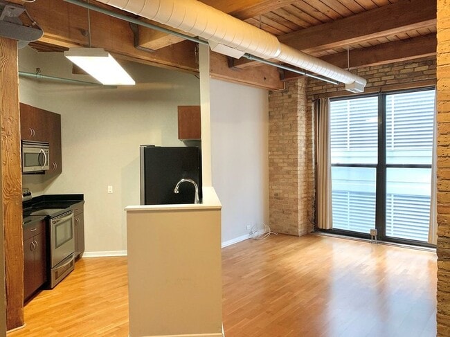 Building Photo - 225 W Huron St